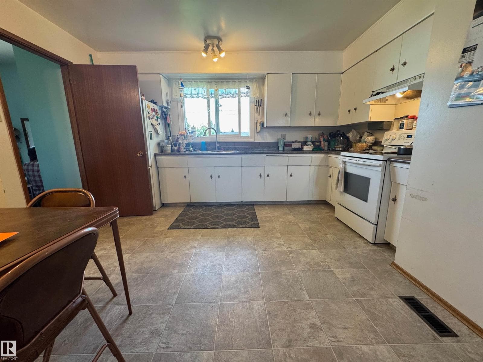 4433 48 AV — photo 4