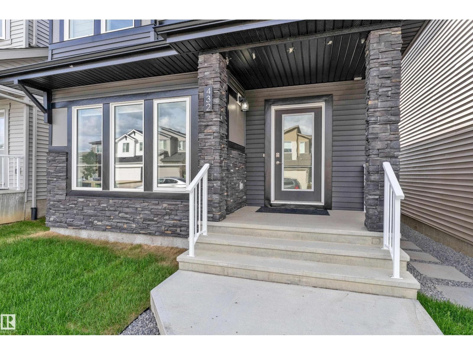 432 29 ST SW — photo 4