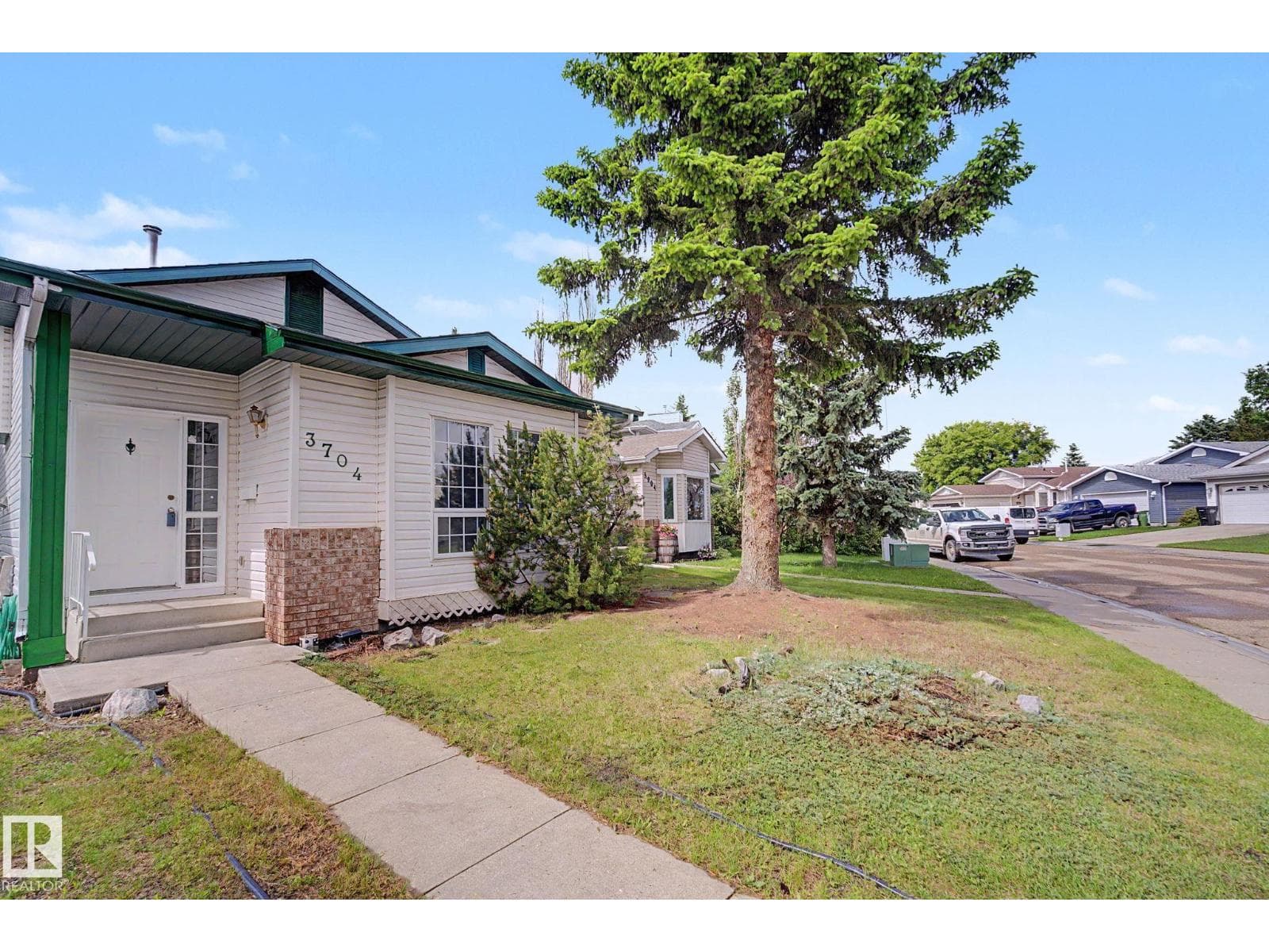 3704 39 AV NW — photo 4