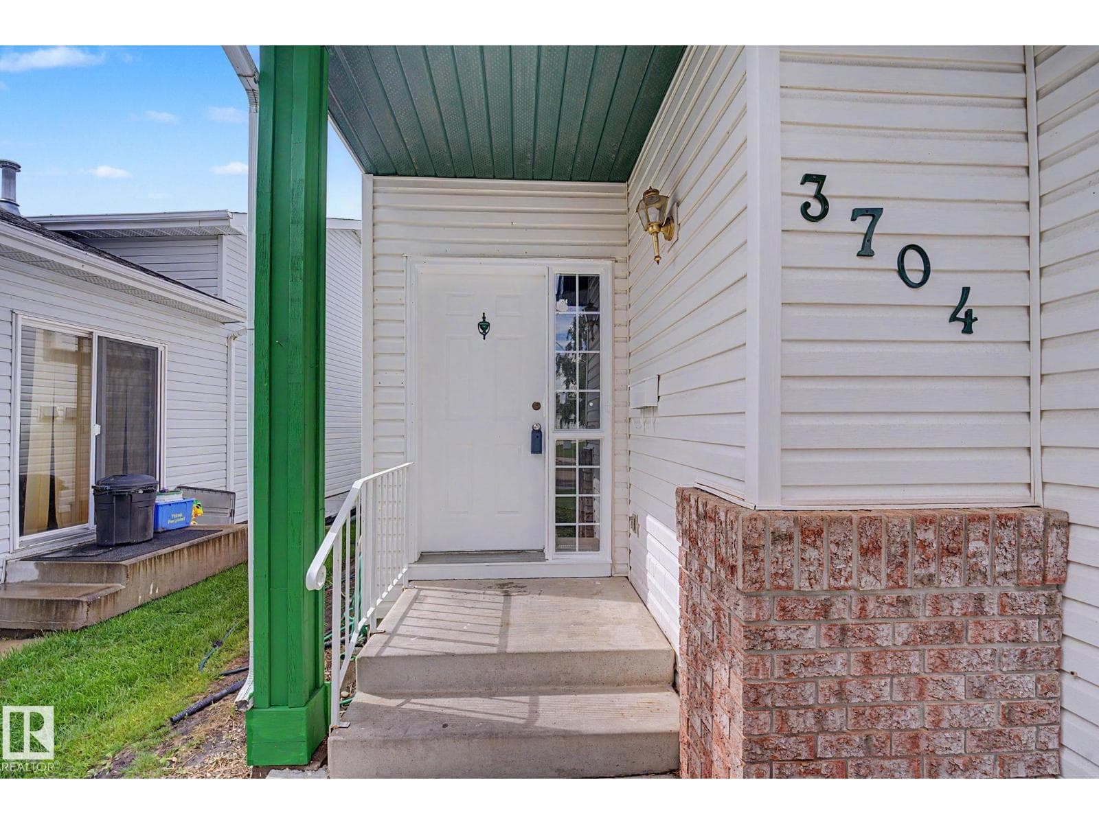 3704 39 AV NW — photo 5
