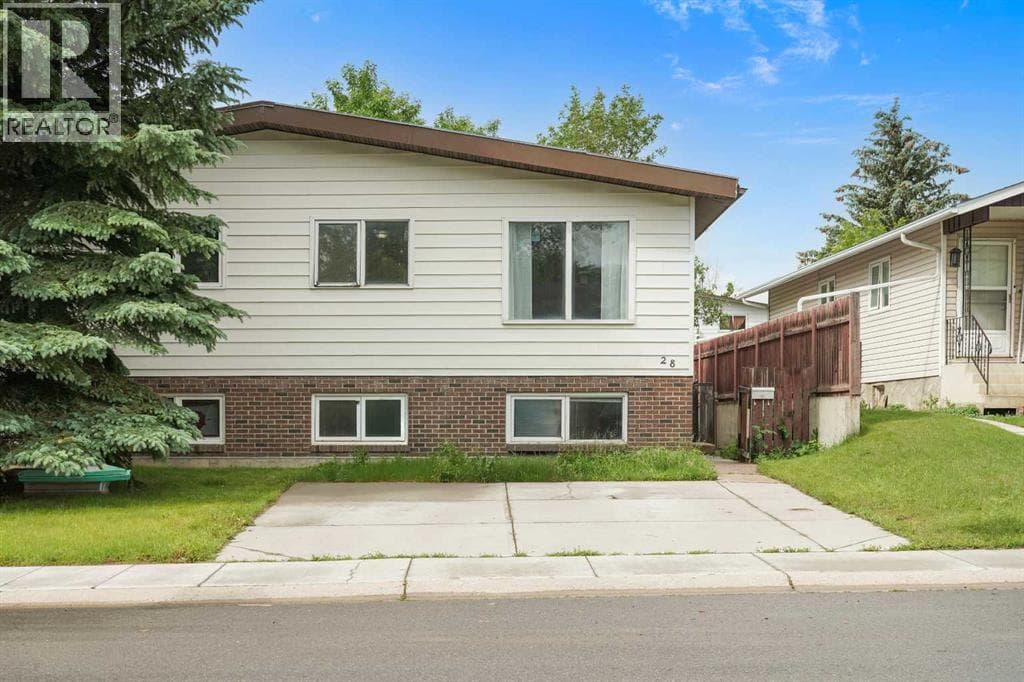 28 Cayuga Crescent W