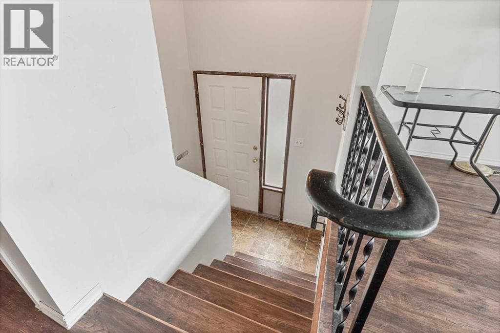 28 Cayuga Crescent W — photo 2
