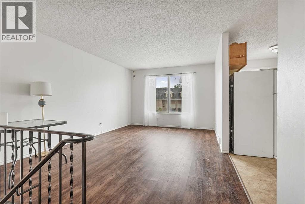 28 Cayuga Crescent W — photo 3