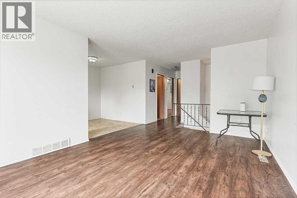 28 Cayuga Crescent W — photo 4