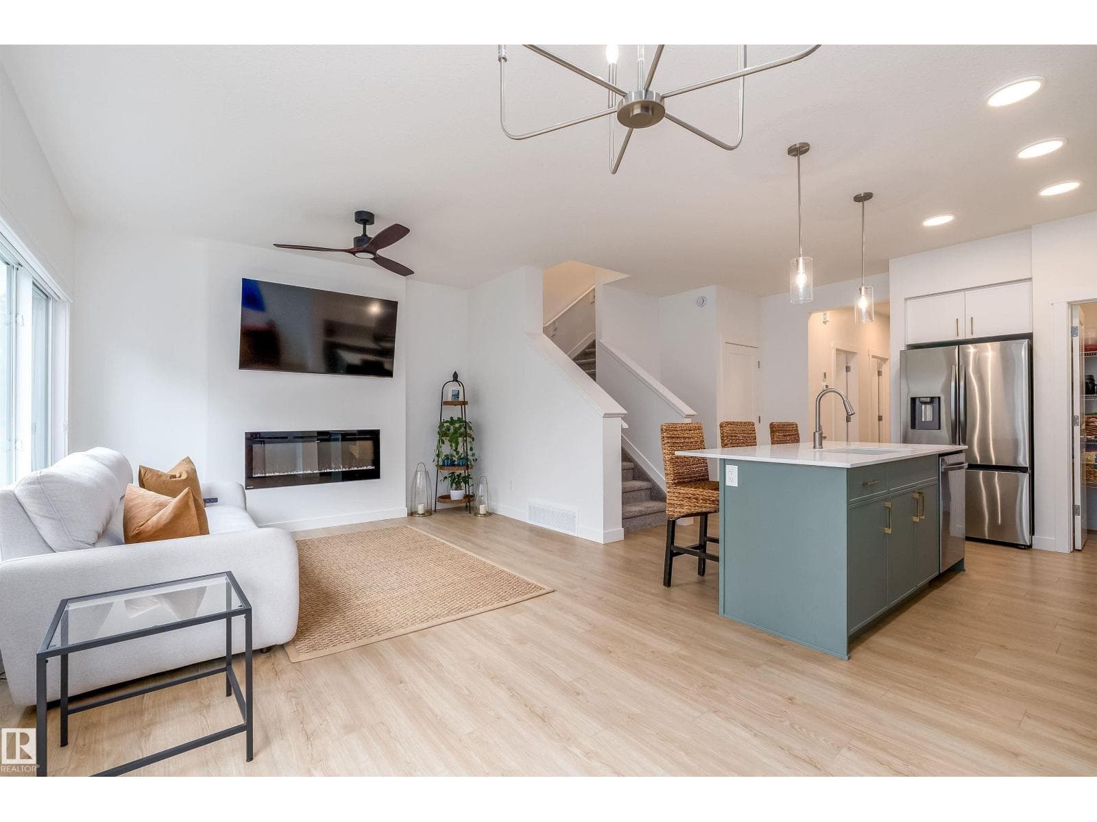 4104 208 ST NW NW — photo 4