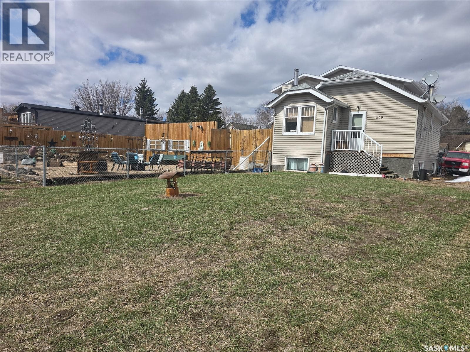 209 Allan STREET — photo 2