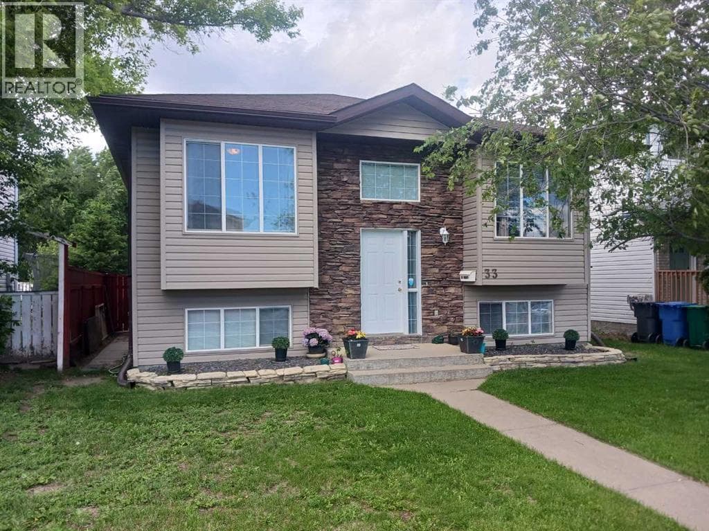 33 Peigan Court W