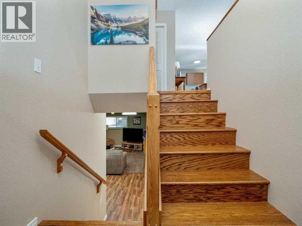 33 Peigan Court W — photo 3