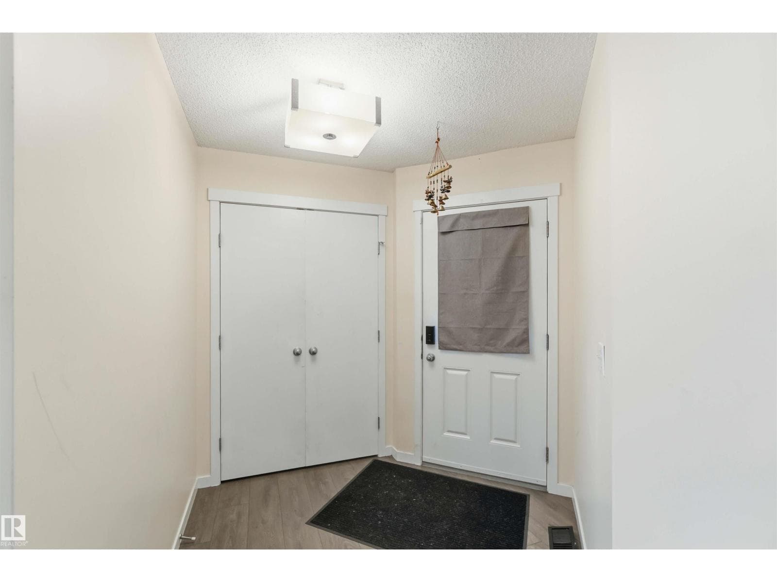 5120 19 AV SW — photo 5