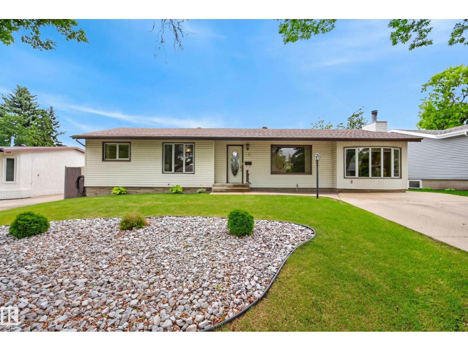 121 CEDAR ST
