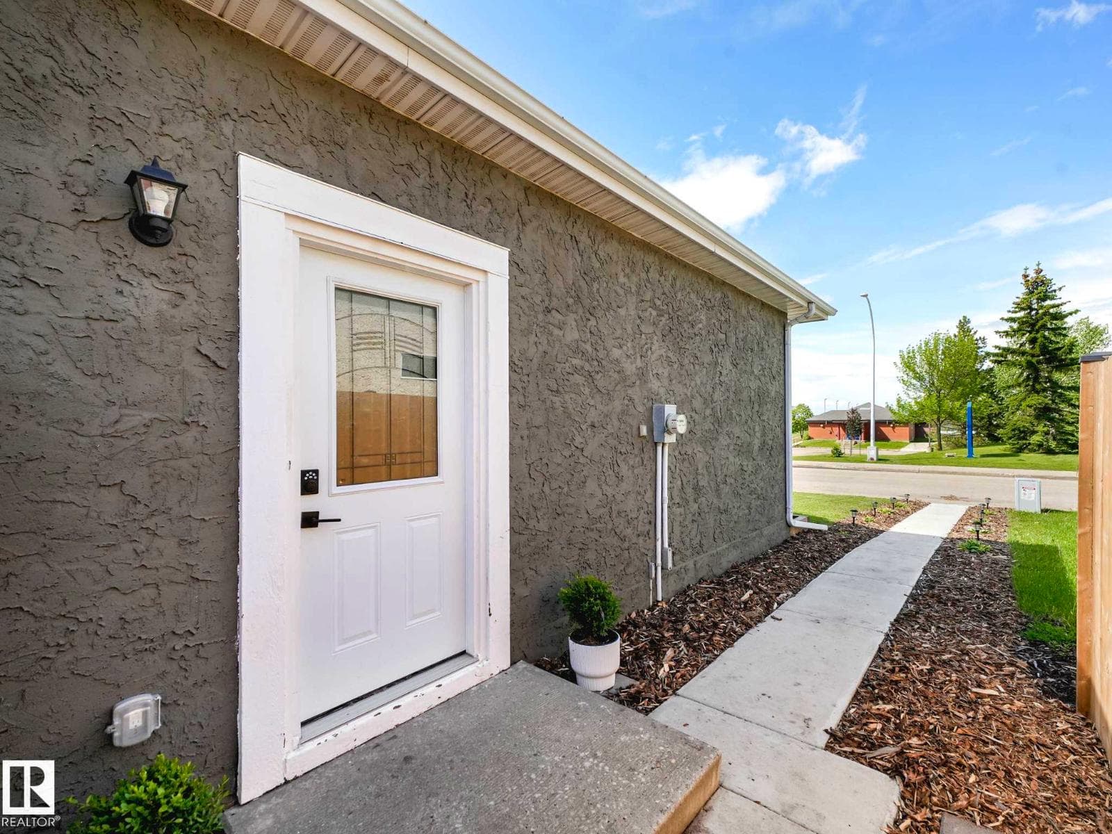 4115 41 AV NW — photo 3