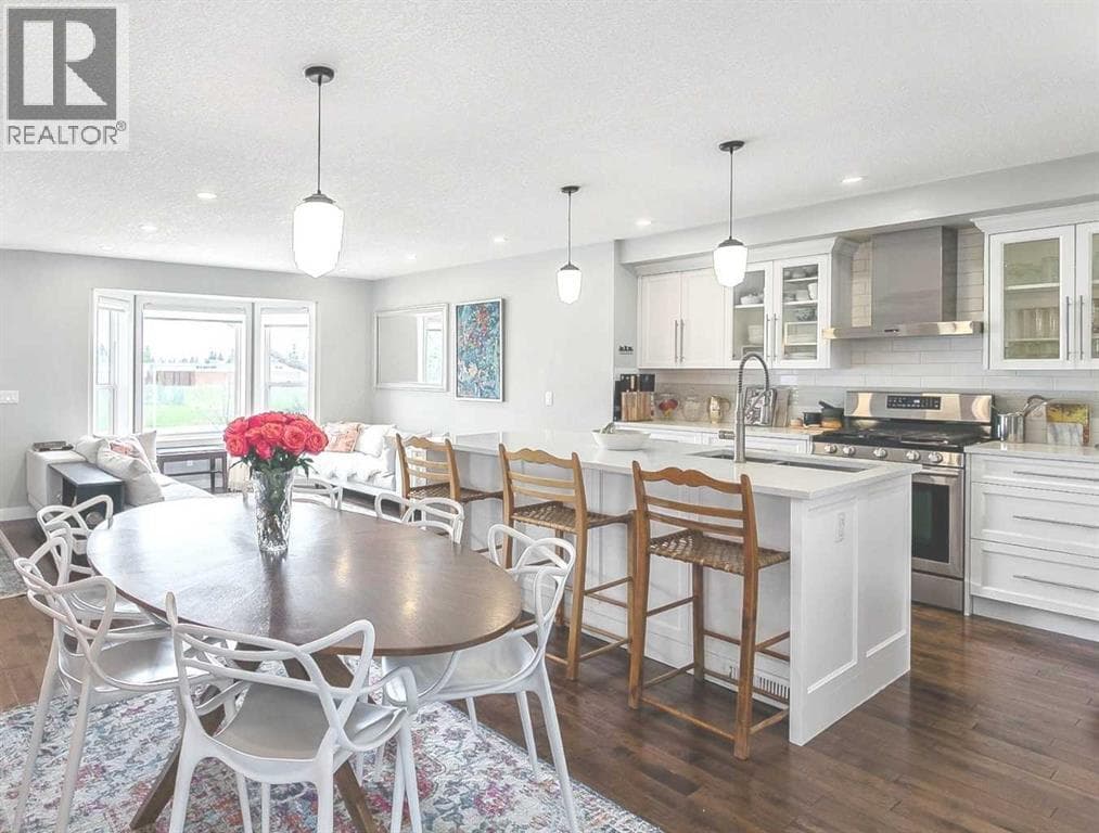 95 Hillgrove Crescent SW — photo 4