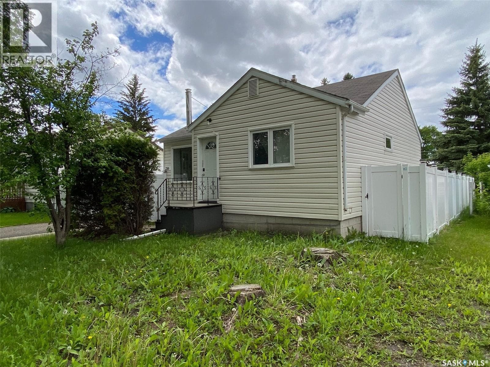 216 Maple AVENUE
