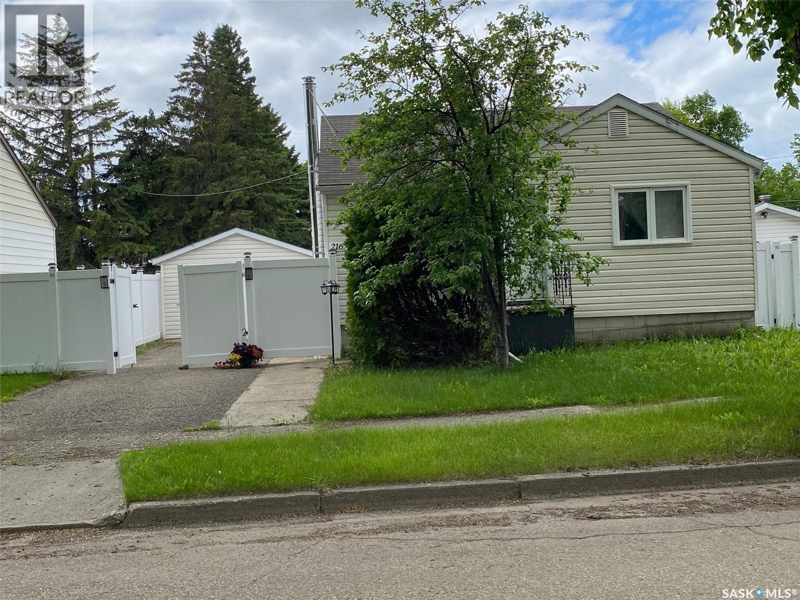 216 Maple AVENUE — photo 2