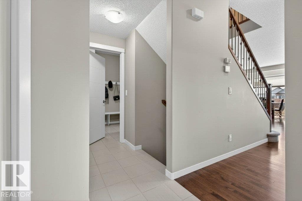 5315 20 AV SW — photo 5