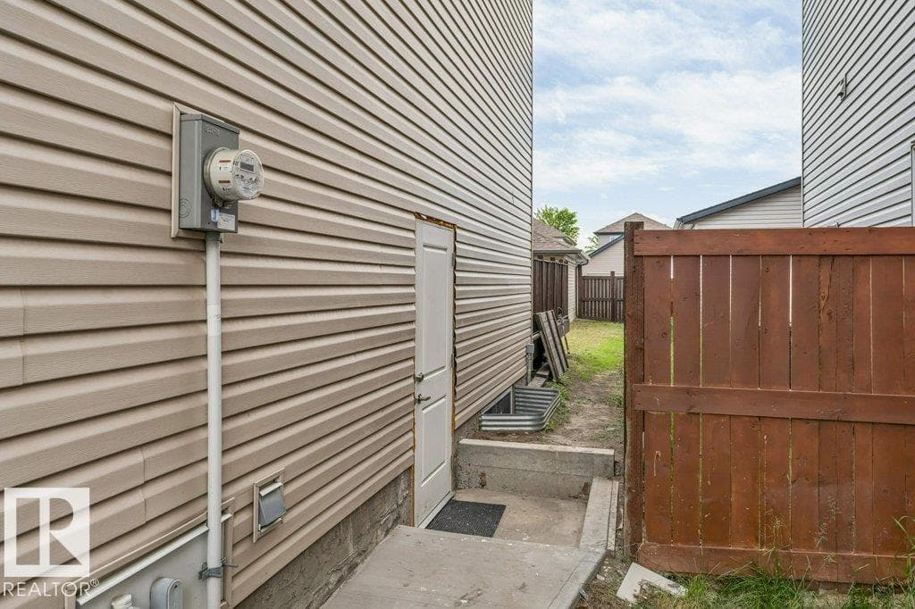 3511 15A ST NW — photo 3