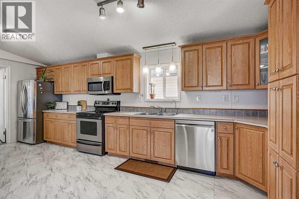 653 Carley Close — photo 3