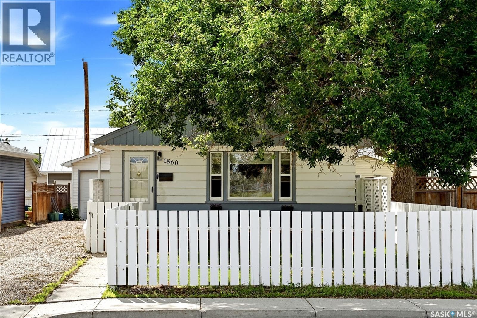 1860 Alexandra STREET — photo 2