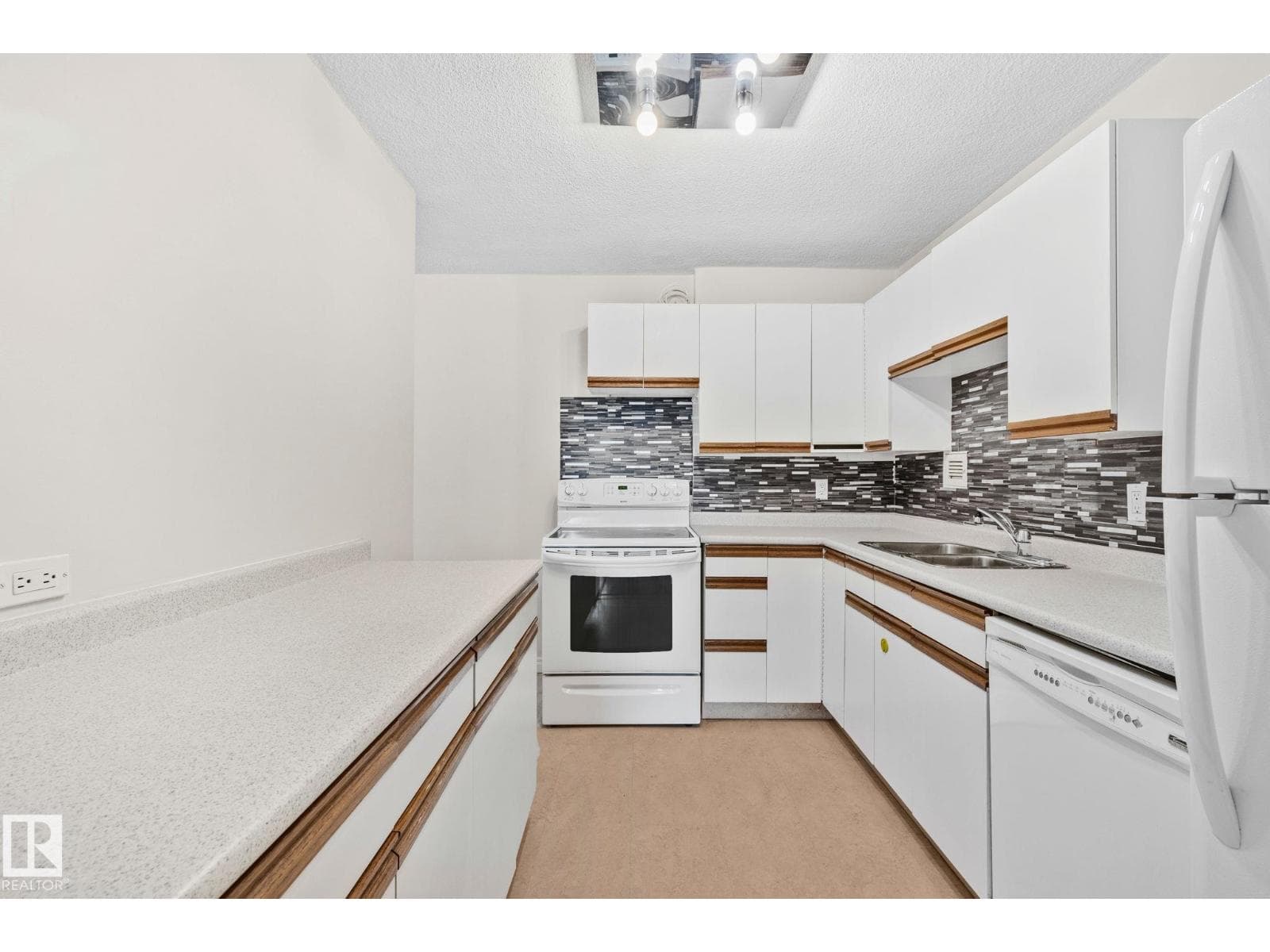 #205 9940 112 ST NW — photo 3