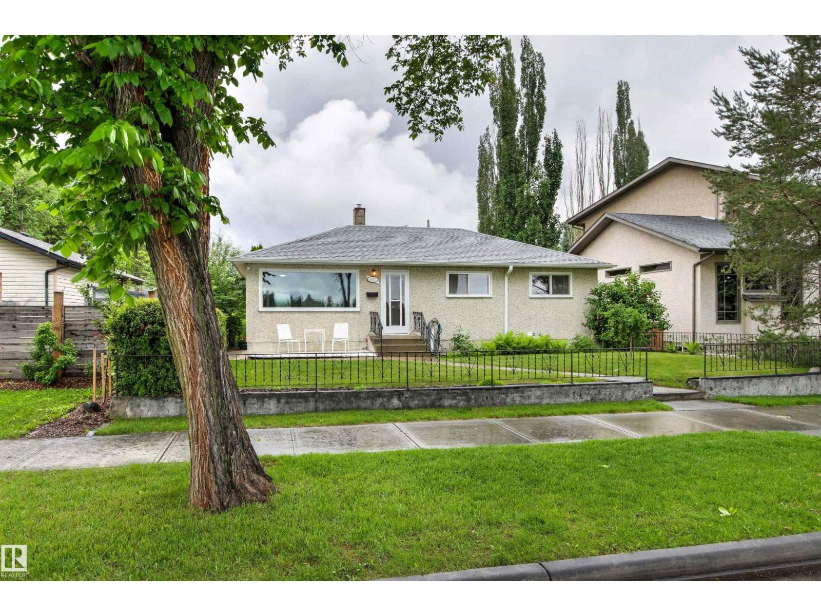 8707 69 AV NW