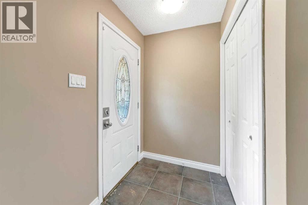 4616 45 Street — photo 2