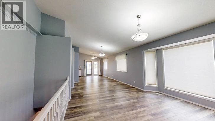 15 Chinook Crescent W — photo 5