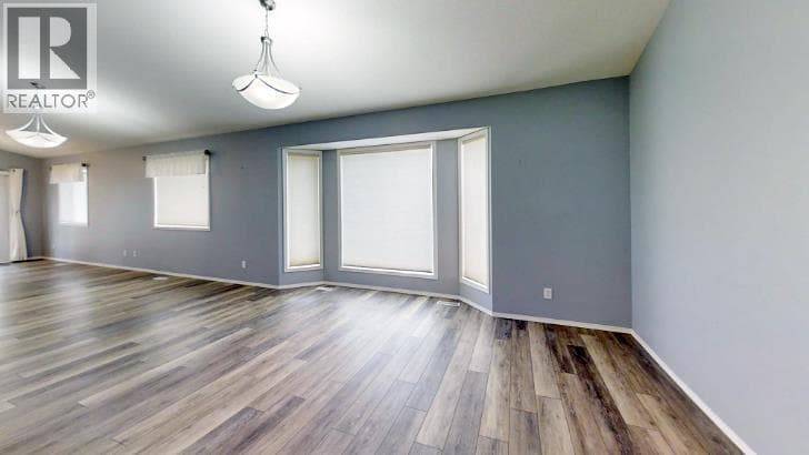 15 Chinook Crescent W — photo 4