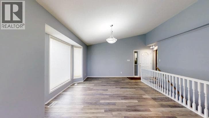 15 Chinook Crescent W — photo 3