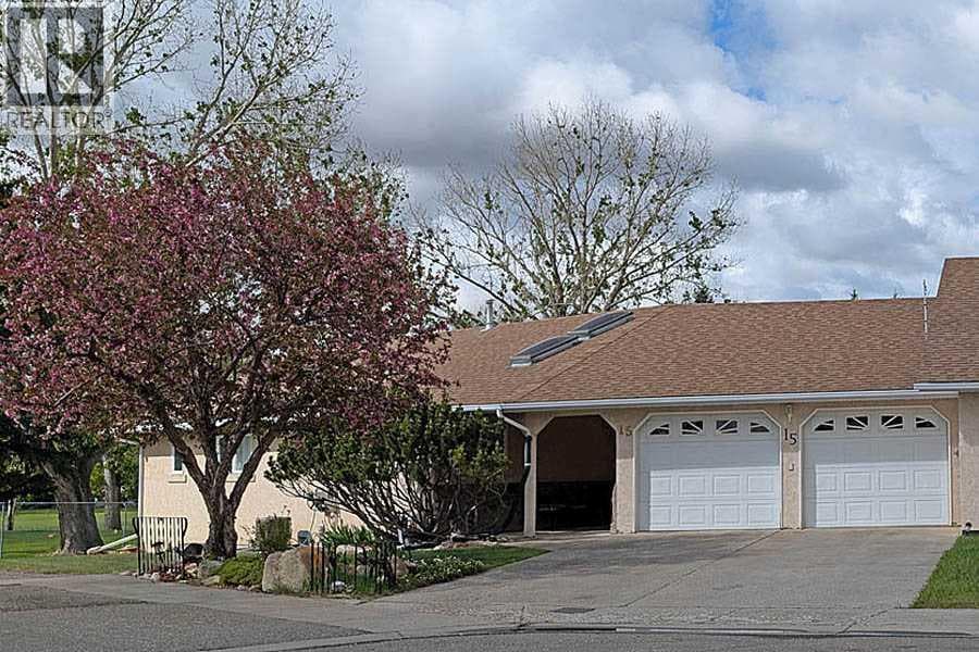 15 Chinook Crescent W
