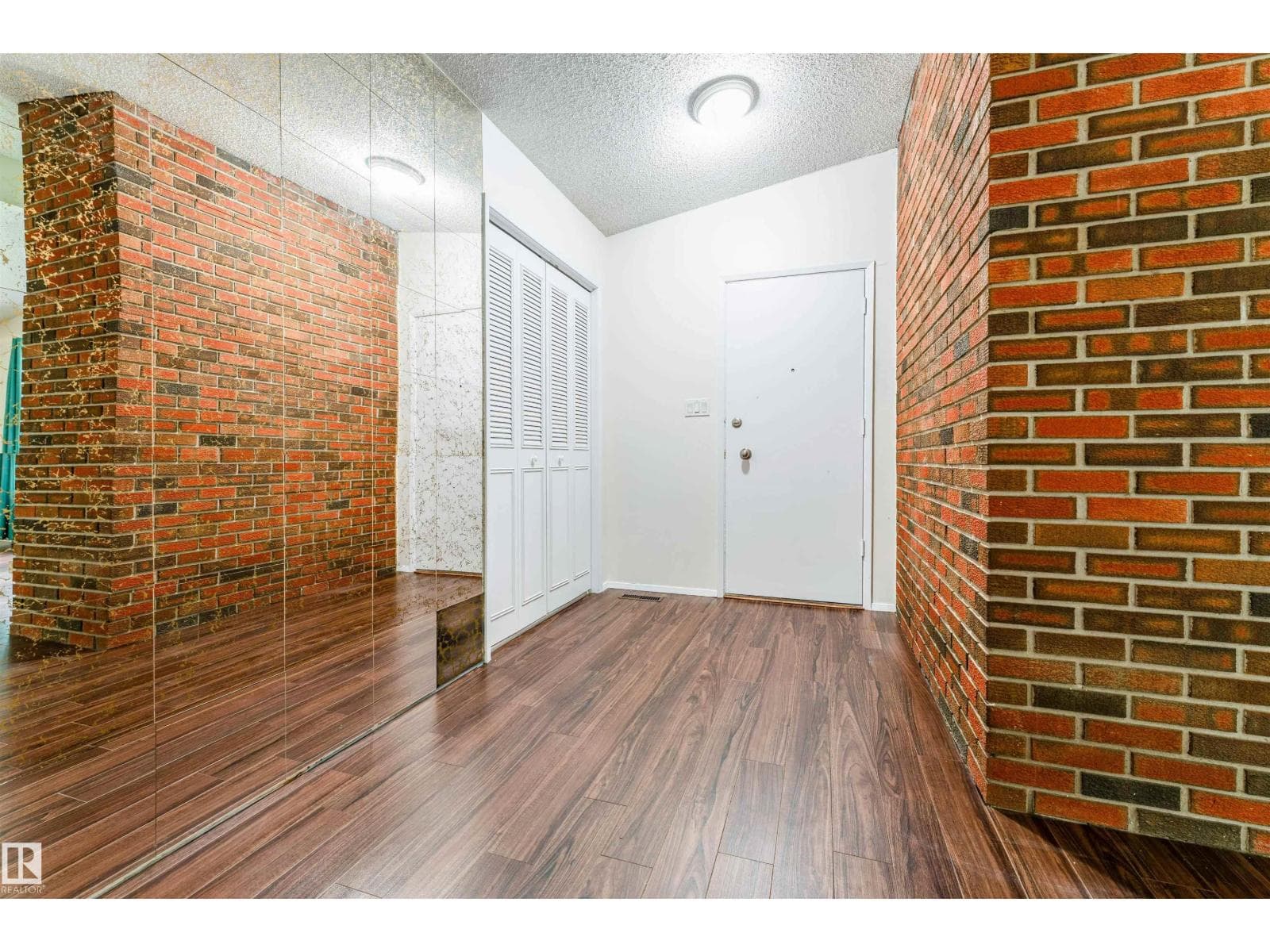 60 Fenwick CR — photo 2