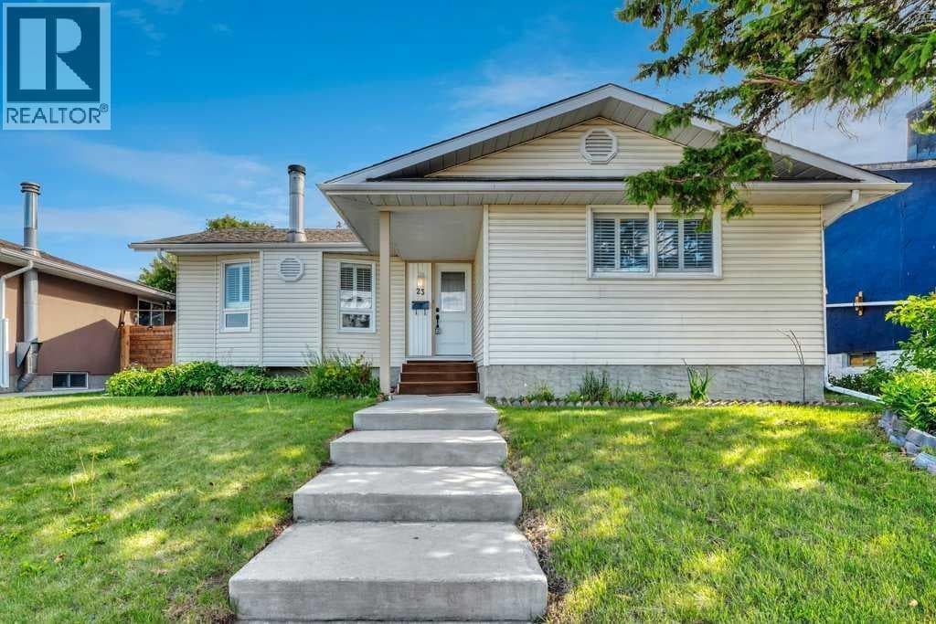 23 Penworth Crescent SE — photo 2