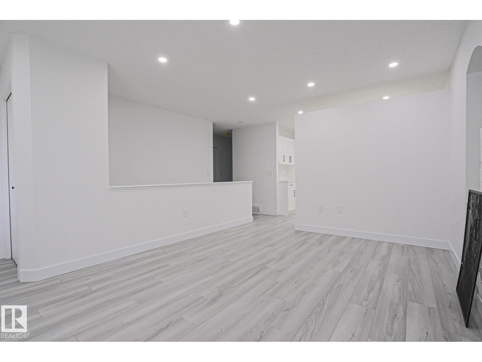 4716 207 ST NW — photo 3