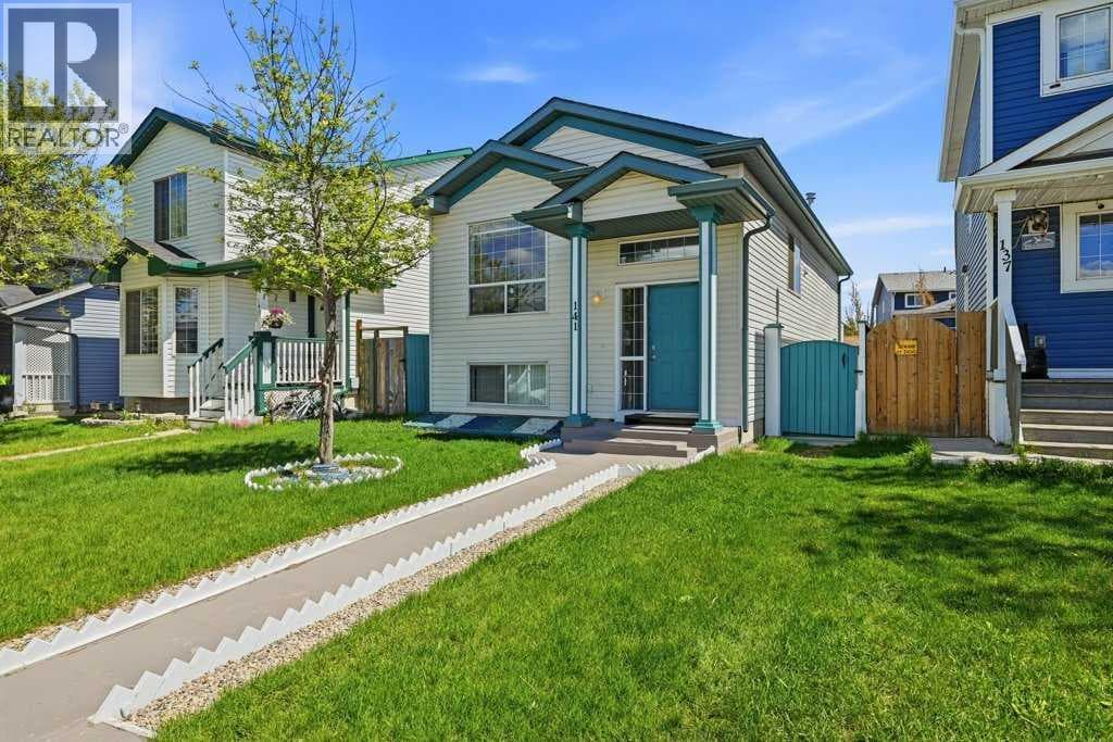 141 Martin Crossing Crescent NE — photo 2