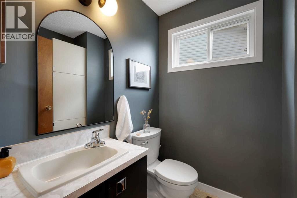 81 Strathcona Crescent SW — photo 5