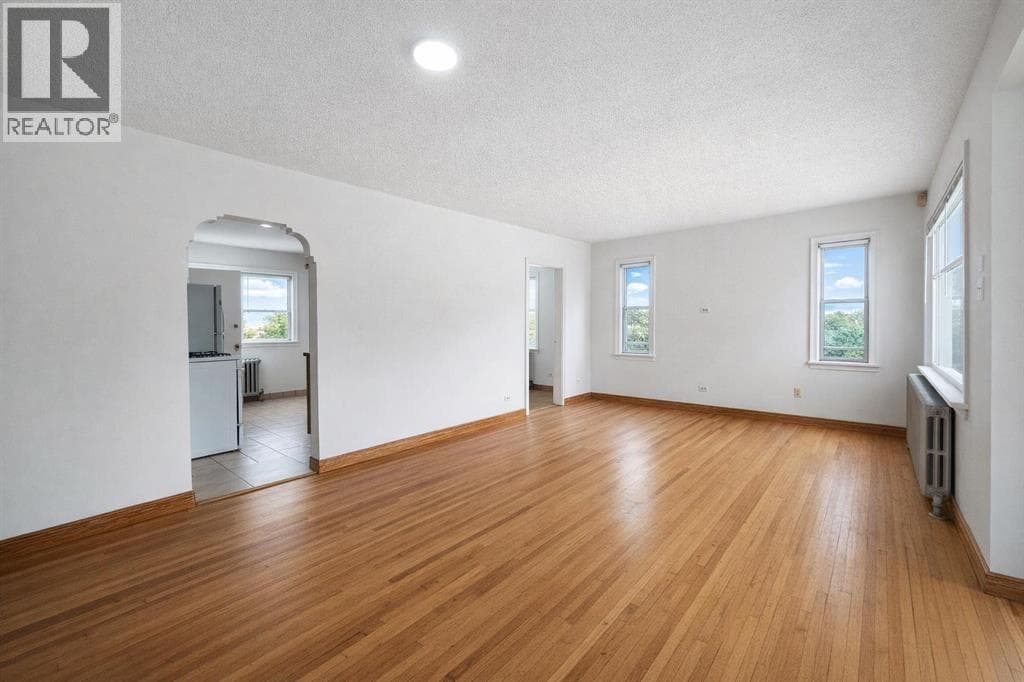 326 27 Avenue NE — photo 5