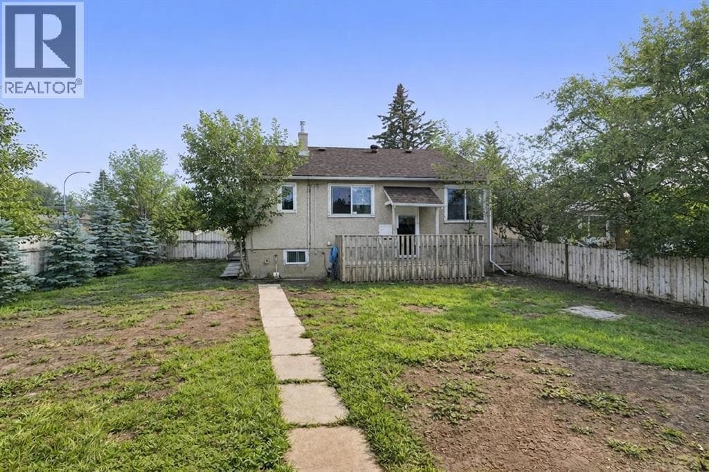 326 27 Avenue NE — photo 3