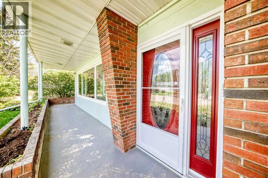 2121 Westview Crescent — photo 3