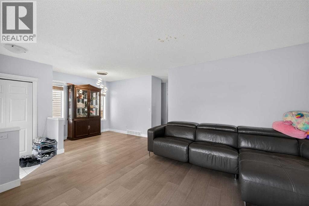 35 Erin Green Place SE — photo 3