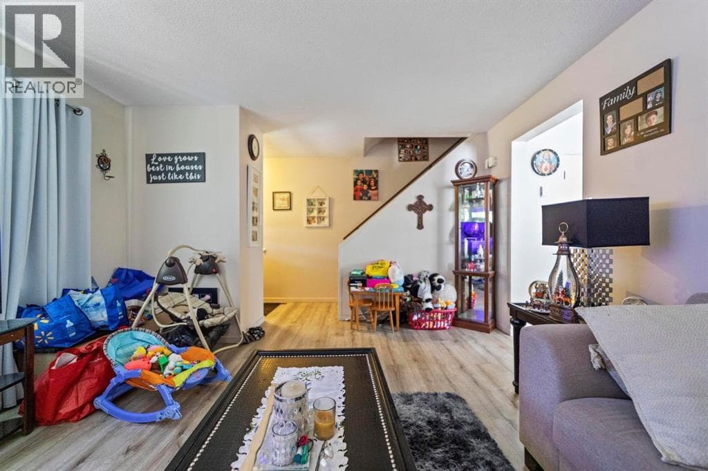 6404A 45 Avenue — photo 5