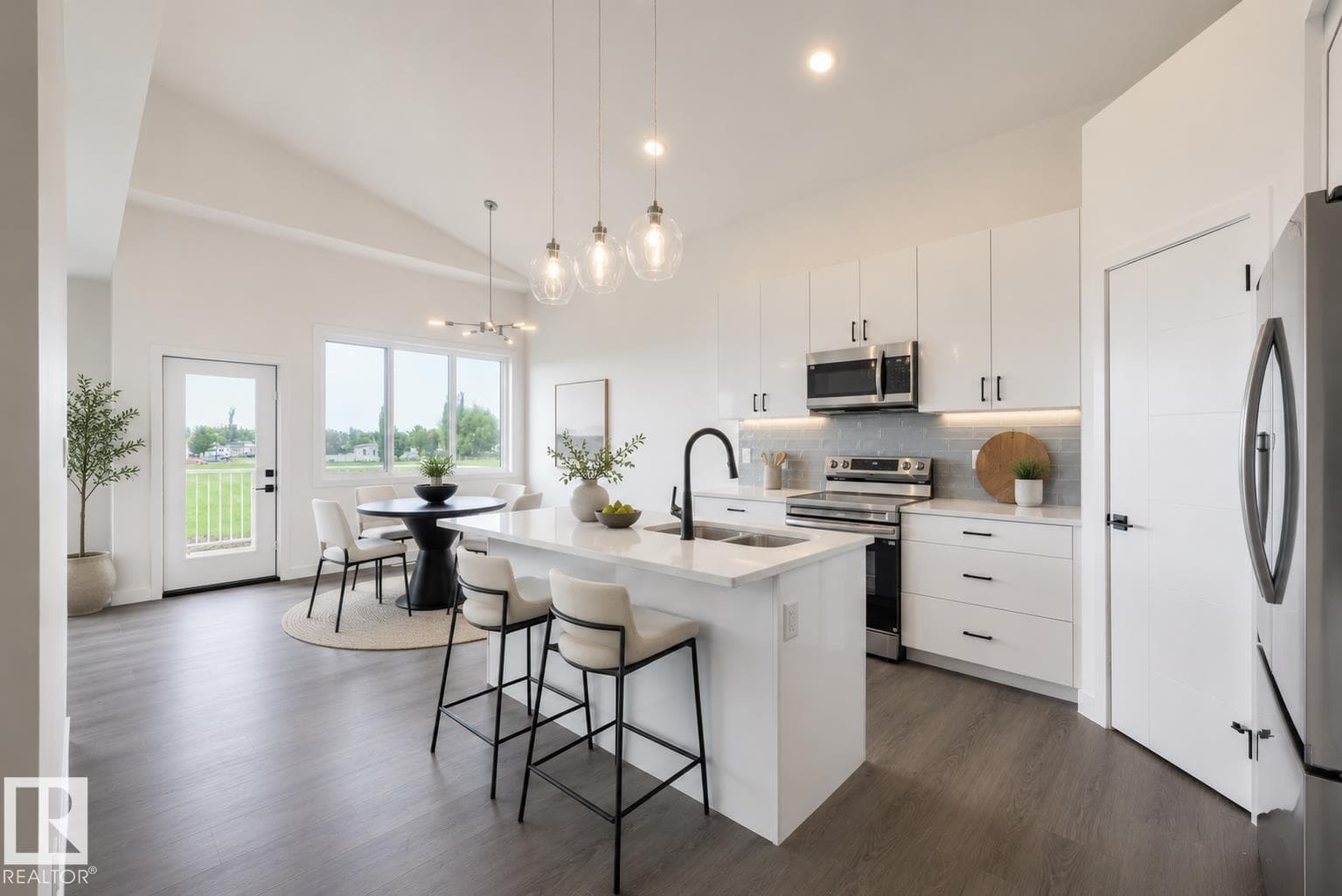 5223 47 AV — photo 3