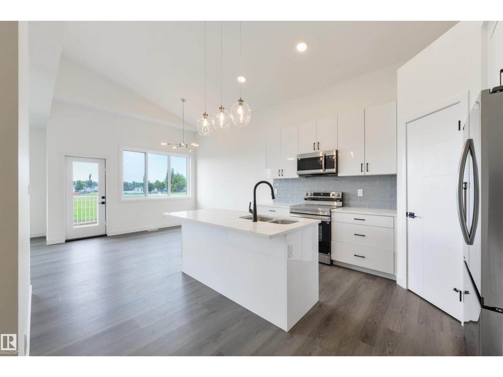 5223 47 AV — photo 4