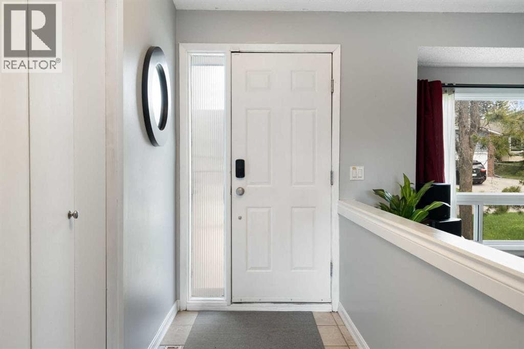 8 Hawkwood Place NW — photo 2