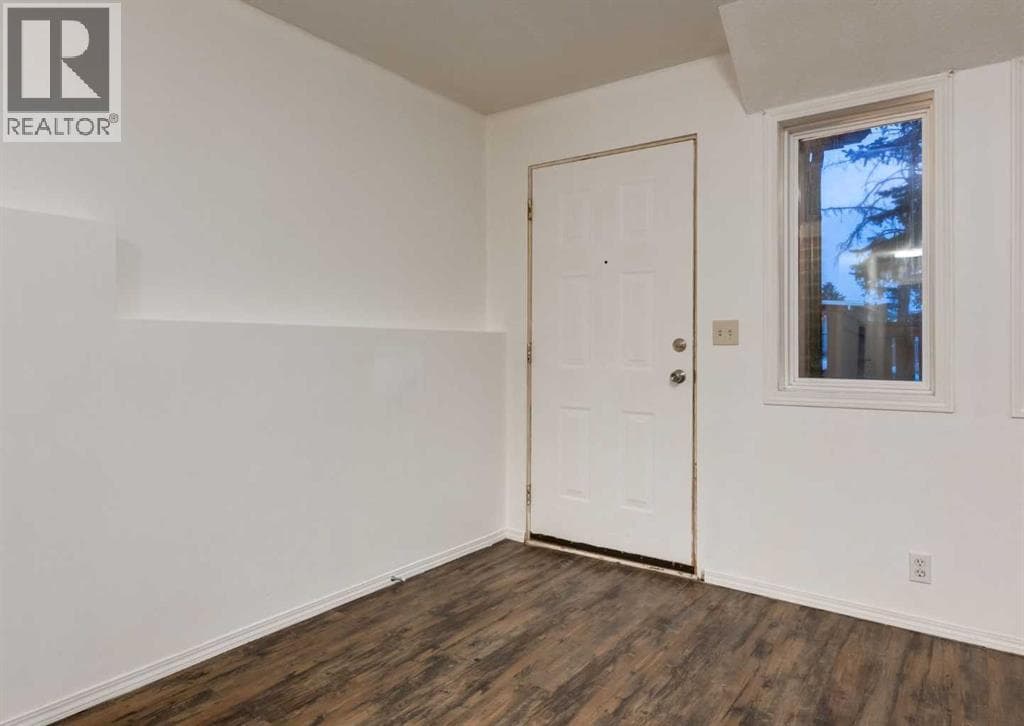 1135 37 Street SE — photo 4