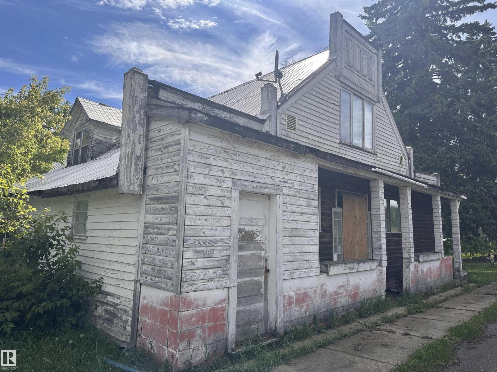 5011 50 AV — photo 3