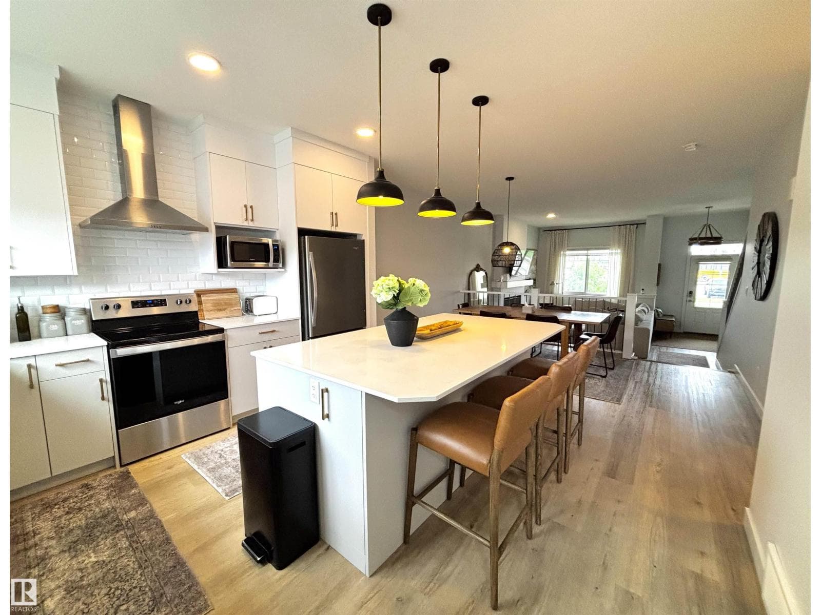 5281 Edgemont BV NW — photo 3