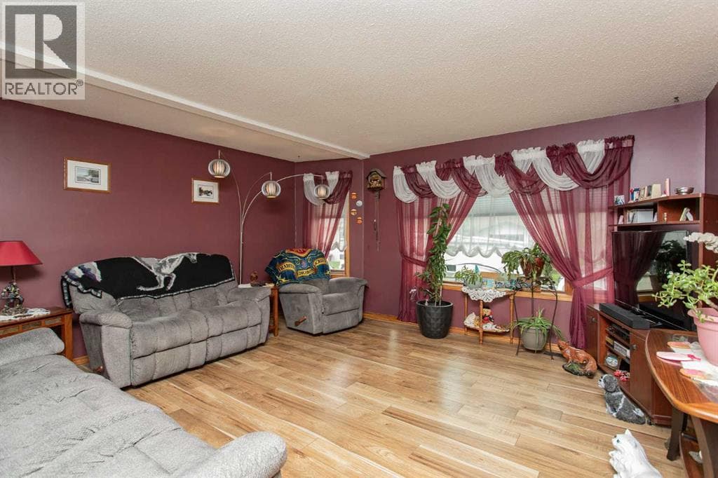 153 Westview Crescent — photo 2