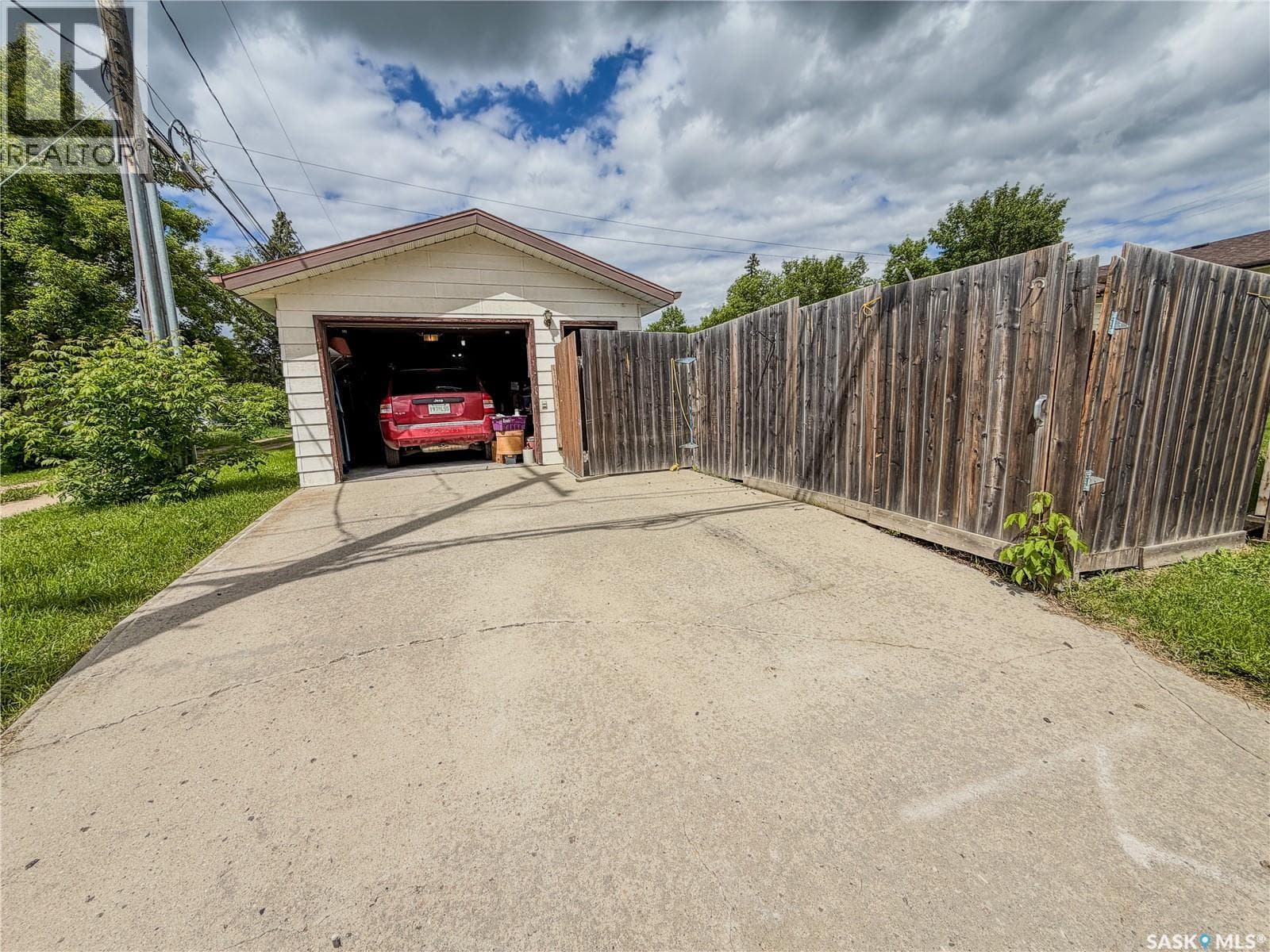 119 Hudson Bay AVENUE — photo 2
