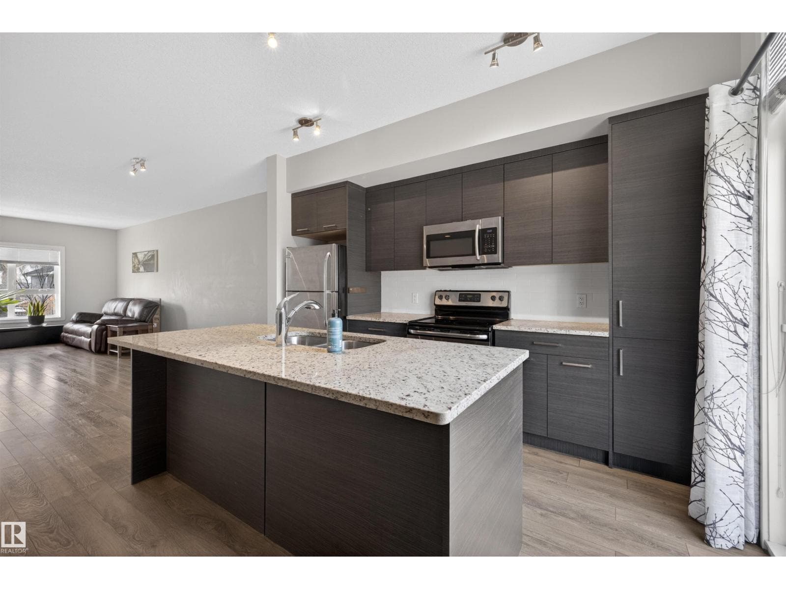 #8 2560 PEGASUS BV NW — photo 4