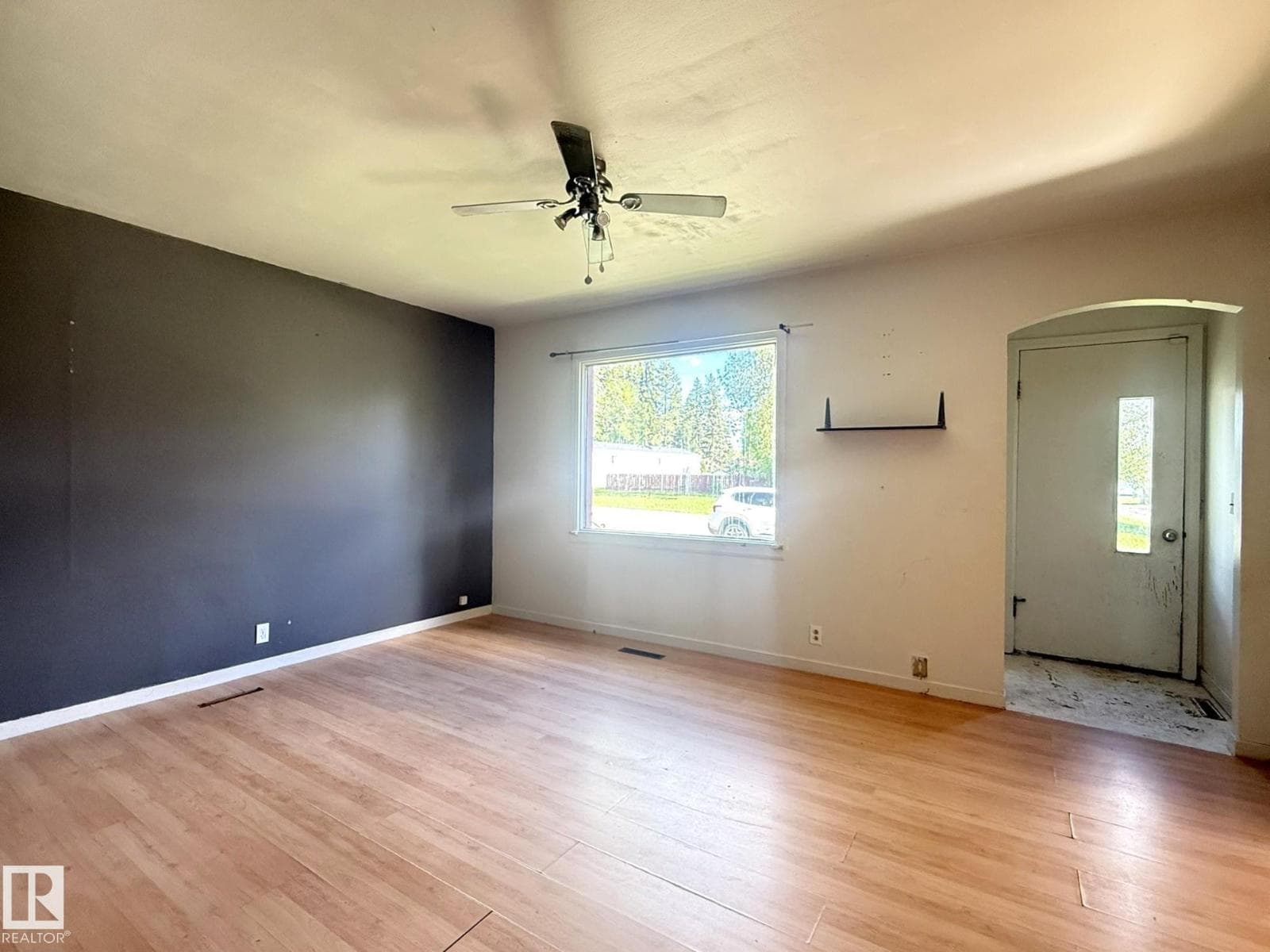 5028 52 AV — photo 2