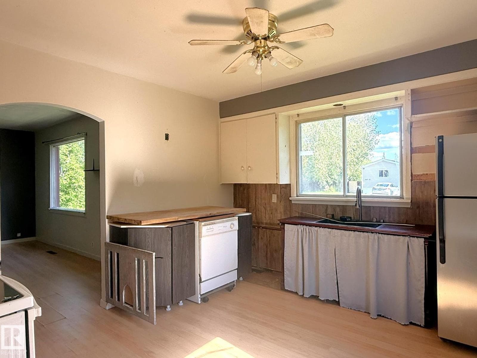 5028 52 AV — photo 3